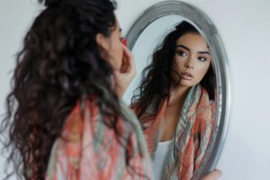 O primeiro olhar no espelho após a cirurgia plástica