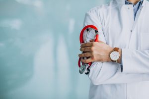 Brasil Registra Quase Dois Casos Diários de Exercício Ilegal da Medicina em uma Dúzia de Anos