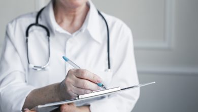 Publicidade médica e informação segura por que entender a resolução é essencial para proteger a saúde da mulher em 2026