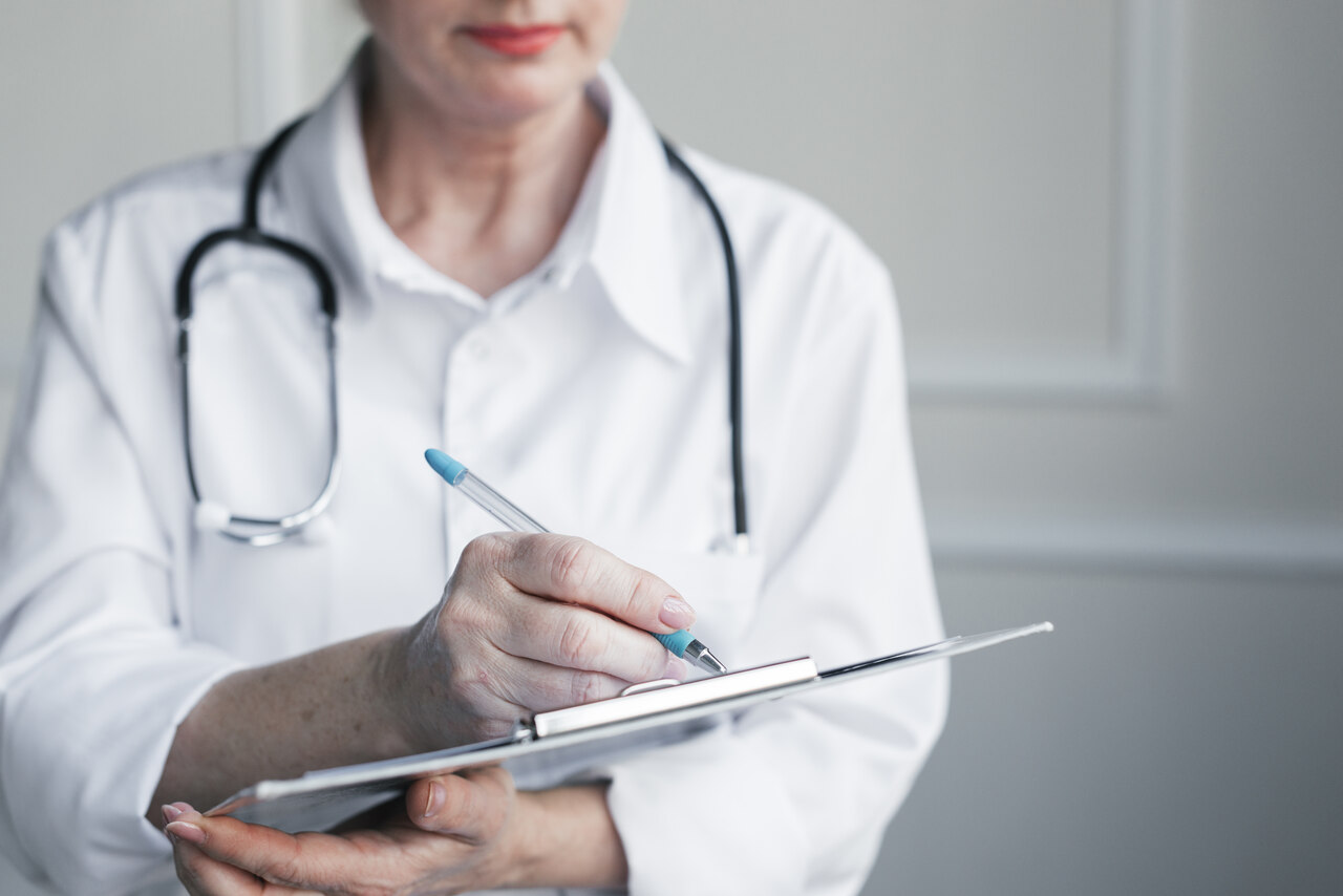 Publicidade médica e informação segura por que entender a resolução é essencial para proteger a saúde da mulher em 2026